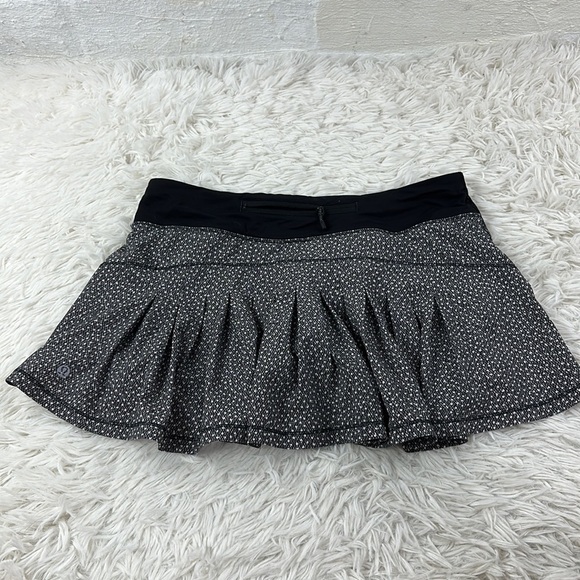 Lululemon Circuit Breaker Skirt (Regular) (13") Frozen Fizz White Black / Black - Picture 6 of 7